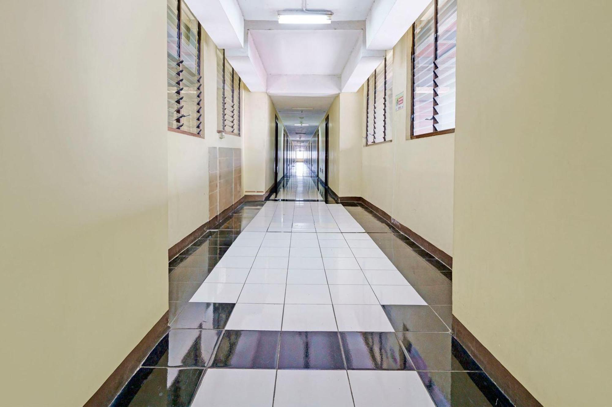 Oyo Life 93103 Apartement Gateway Cicadas By Fikri Room Bandung Exterior foto